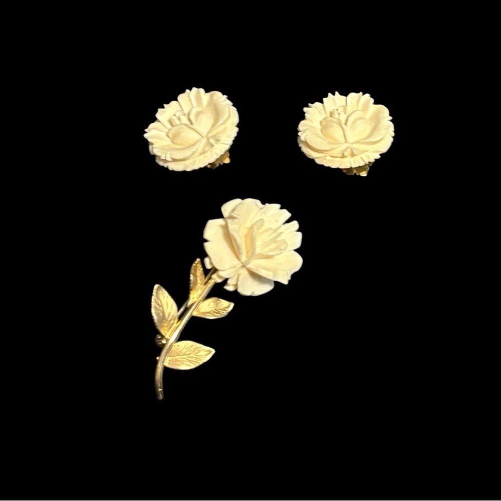 Antique Carved Floral Brooch Clip-On Earrings Set Grandmacore Gift Unique